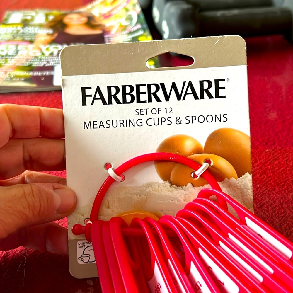 NWT Farberware set of 12 plastic measuring cups and spoons